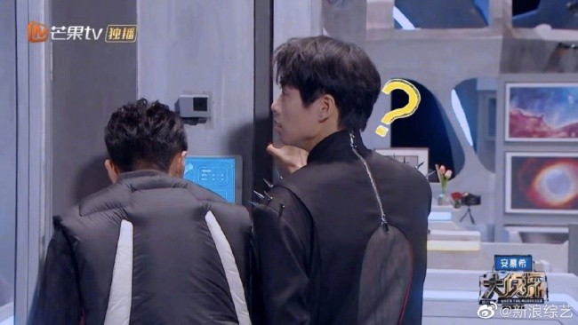 哈哈哈你好骚啊!魏大勋的衣服背面别有洞天