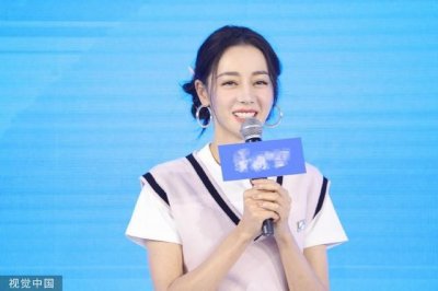 迪丽热巴穿马甲配短裙现身 身材纤细扎双丸子头活泼可爱