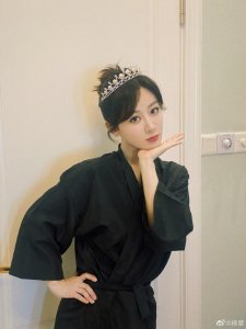 杨紫晒化妆间花絮照 头戴小皇冠对镜头比心甜美可爱