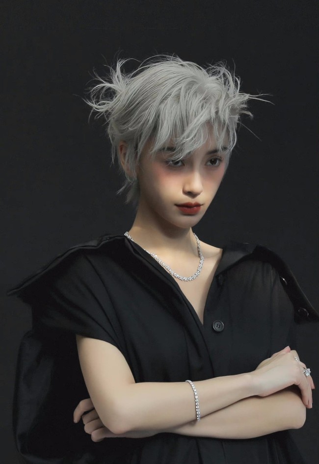 哇哦!好酷!Angelababy银色短发造型封面曝光