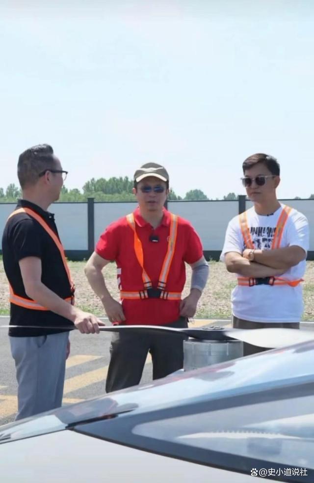 周鸿祎回应直播现场摔帽发飙:我没看到无所谓,粉丝没看到我很生气