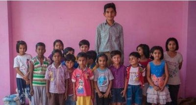 ​世界上最高的童子，印度8岁男孩卡兰·辛格身高2米