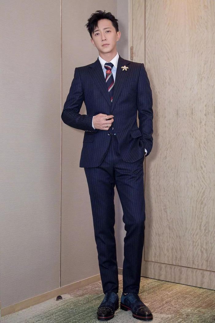 韩庚34岁生日当天公布恋情,认爱《战狼2》女主卢靖姗