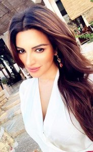 印度高种姓环球美人,出生高贵,做演员当老板,穿搭却是欧美范