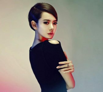 戚薇整容前照片(整容前颜值一言难尽)