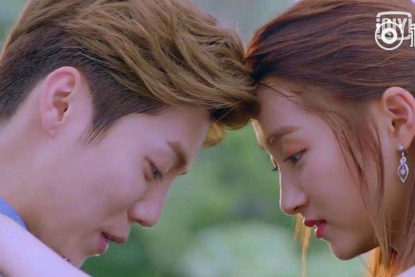 关晓彤鹿晗分手了没有 网络暴力一直在欺负他们