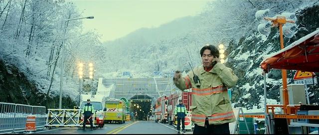 512汶川不相信眼泪电影(盘点10大灾难电影)(16)