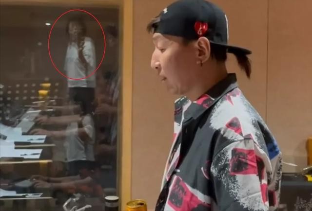 陈羽凡白百合高调复合(陈羽凡录音室玻璃影子疑似白百何)