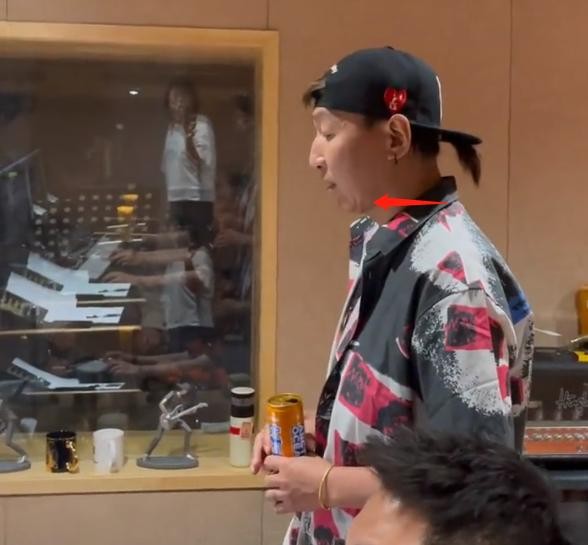 陈羽凡白百合高调复合(陈羽凡录音室玻璃影子疑似白百何)