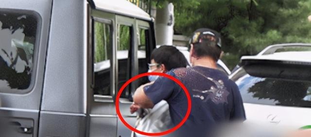 陈羽凡白百合高调复合(陈羽凡录音室玻璃影子疑似白百何)