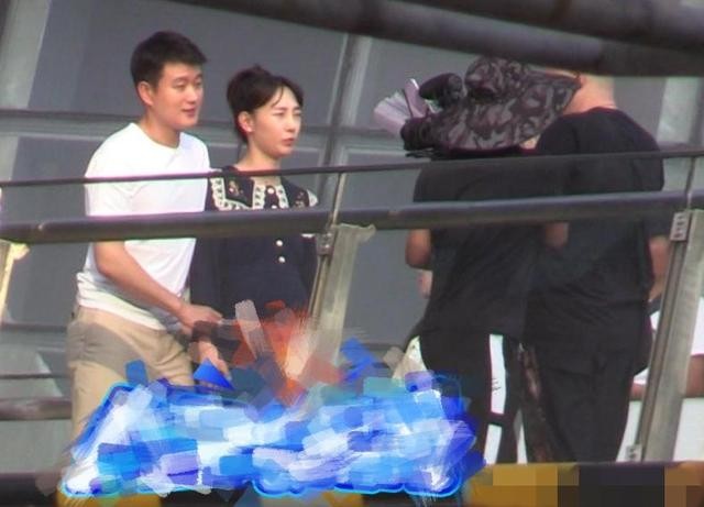 陈羽凡白百合高调复合(陈羽凡录音室玻璃影子疑似白百何)