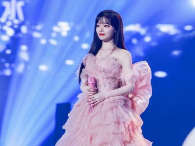 黄霄云个人资料:你逆着光而来,唱功惊人,会成为优秀得令人嫉妒的存在