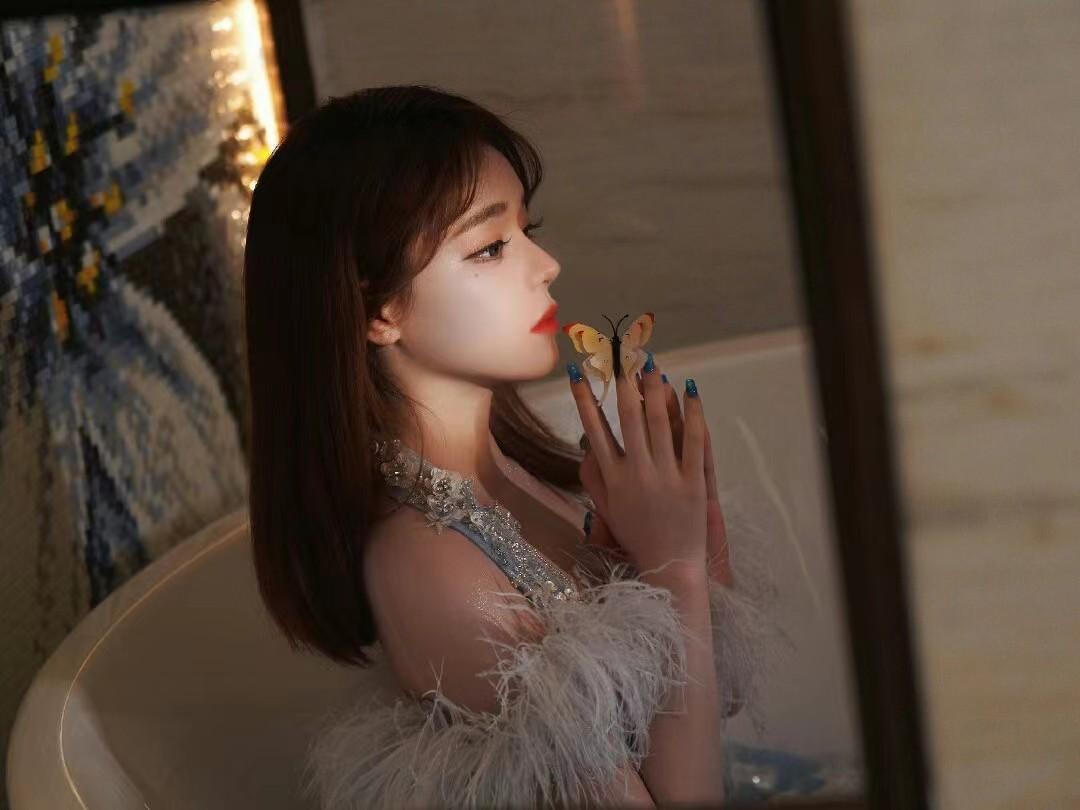 黄霄云个人资料:你逆着光而来,唱功惊人,会成为优秀得令人嫉妒的存在