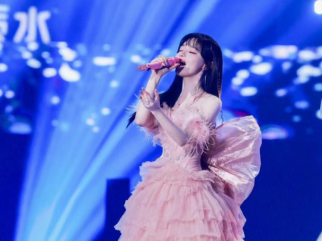 黄霄云个人资料:你逆着光而来,唱功惊人,会成为优秀得令人嫉妒的存在