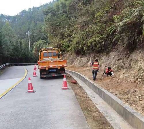 告诉公路路肩具体是什么位置是指哪些部位不能堆放