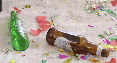 ​啤酒瓶砸头很容易碎？别被电影道具给骗了，头破了啤酒瓶都没碎