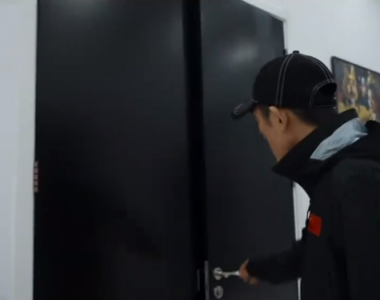 ​工作室分享张艺谋忙碌视频 头戴帽子指导团队有序工作