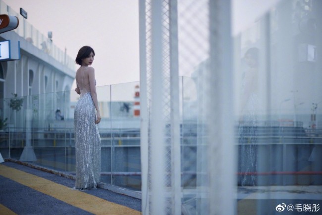 34岁毛晓彤晒银色流苏裙随拍 海边踱步大秀美背