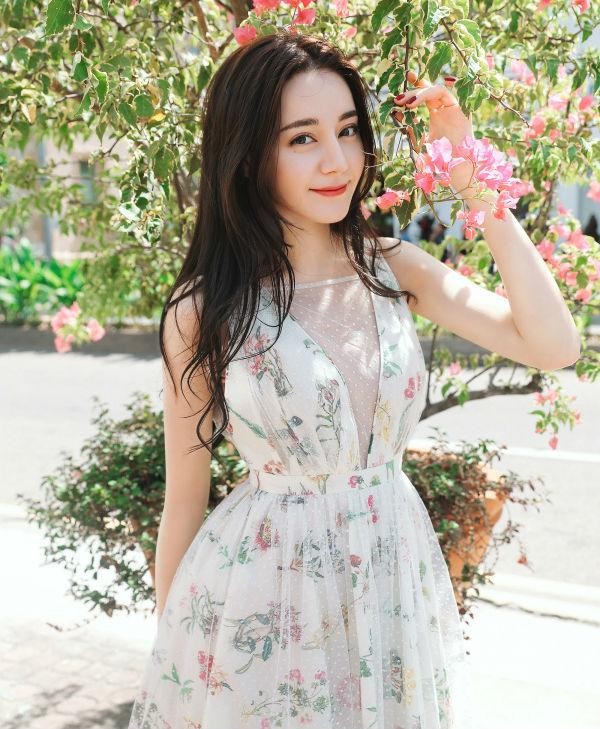 迪丽热巴个人资料简介(29岁迪丽热巴颜值惊艳身材饱满)