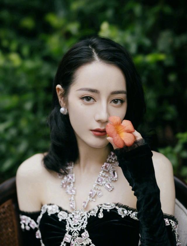 迪丽热巴个人资料简介(29岁迪丽热巴颜值惊艳身材饱满)