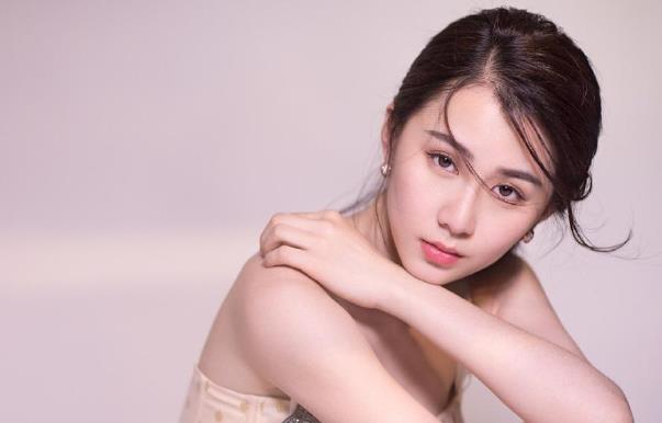 温碧霞现任老公何祖光资料 也是出自名门世家