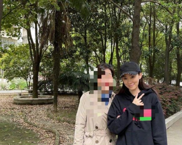 网曝35岁张小斐爆红后住千万豪宅,开2百万豪车,不带保镖太低调