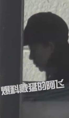 网曝35岁张小斐爆红后住千万豪宅,开2百万豪车,不带保镖太低调