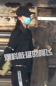 网曝35岁张小斐爆红后住千万豪宅,开2百万豪车,不带保镖太低调