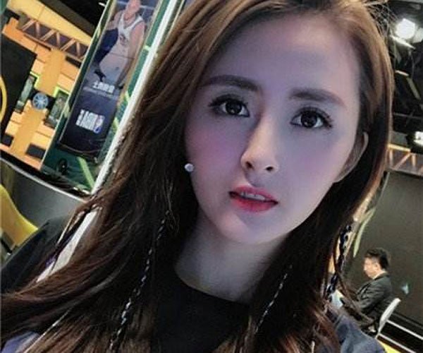 腾讯体育主播小楠走光图 立马引起了球迷的尖叫