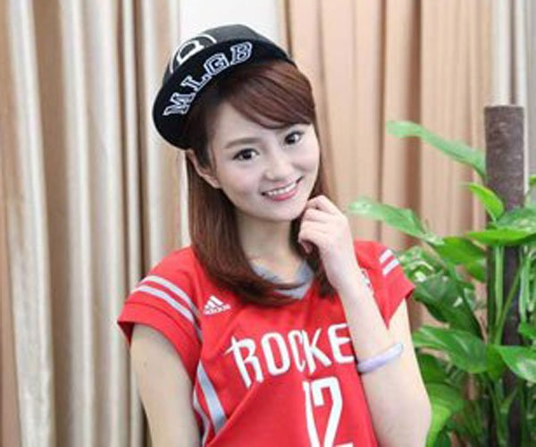 腾讯体育主播小楠走光图 立马引起了球迷的尖叫