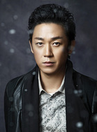 沈林(潘粤明饰演)