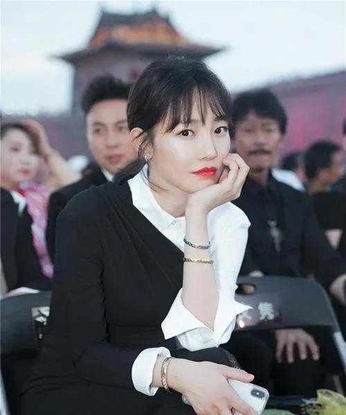 白百合的个人资料 :近照无意中暴露住的是别墅,离婚后远离男人过得很幸福