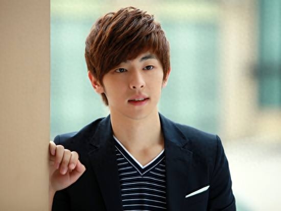 邓伦新女友疑曝光，居然是她？两人牵手被发现立即松开