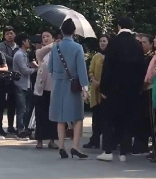 邓伦新女友疑曝光，居然是她？两人牵手被发现立即松开