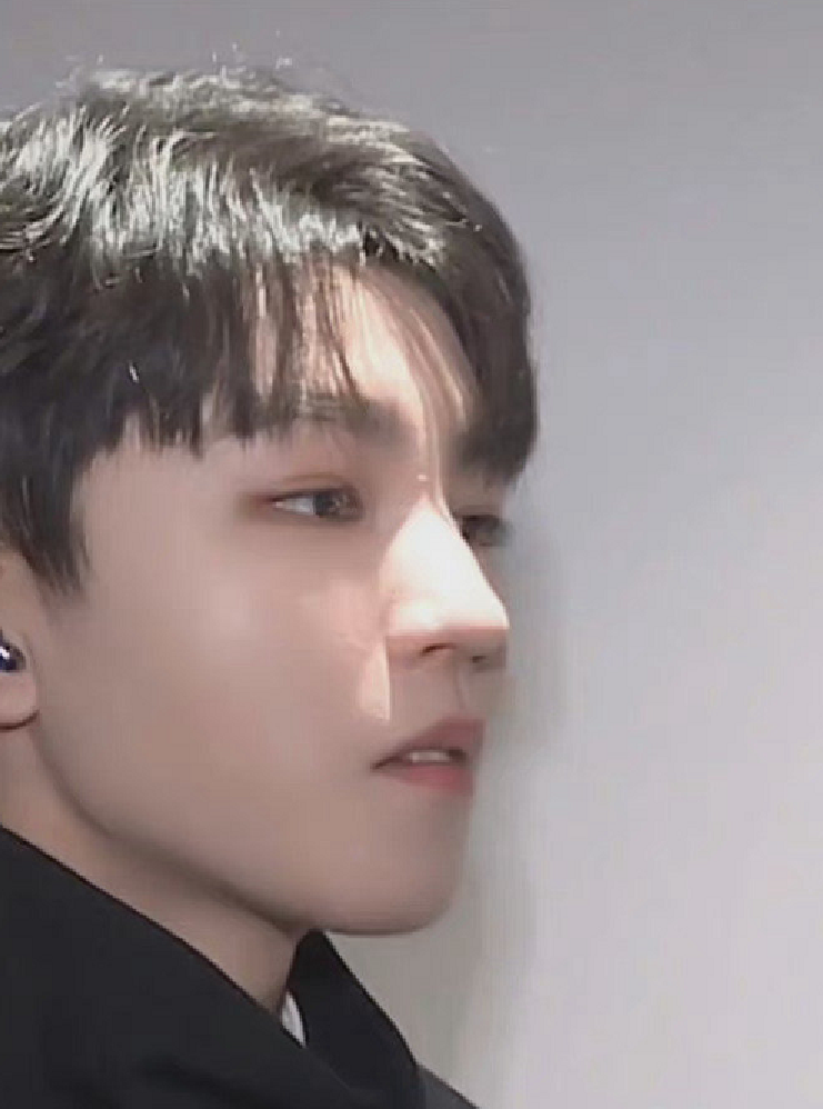 帅到让人春心荡漾!王俊凯无惧央视高清镜头,怼脸拍摄状态非常好