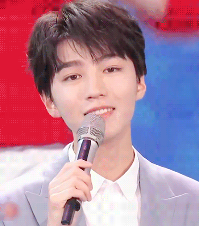 帅到让人春心荡漾!王俊凯无惧央视高清镜头,怼脸拍摄状态非常好