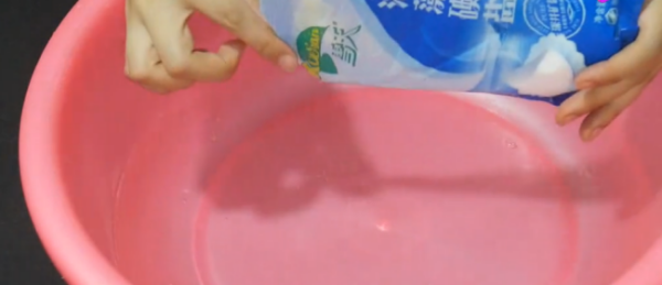 衣服有黄锈怎么弄掉,如何清除衣服上的铁锈图2