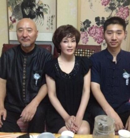 陈佩斯儿子露面,三代人一个模子刻出来,基因强大绝对是亲生的