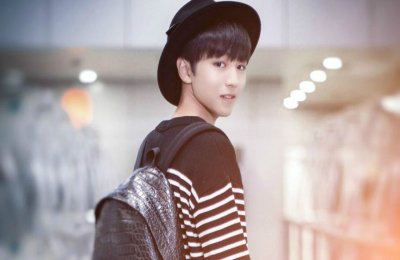 王源《谁是宝藏歌手》总决赛生图,颜值吊打,不愧是实力小生