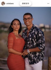 著名球星c罗求婚成功!小10岁柜姐女友将入豪门,婚戒太抢镜