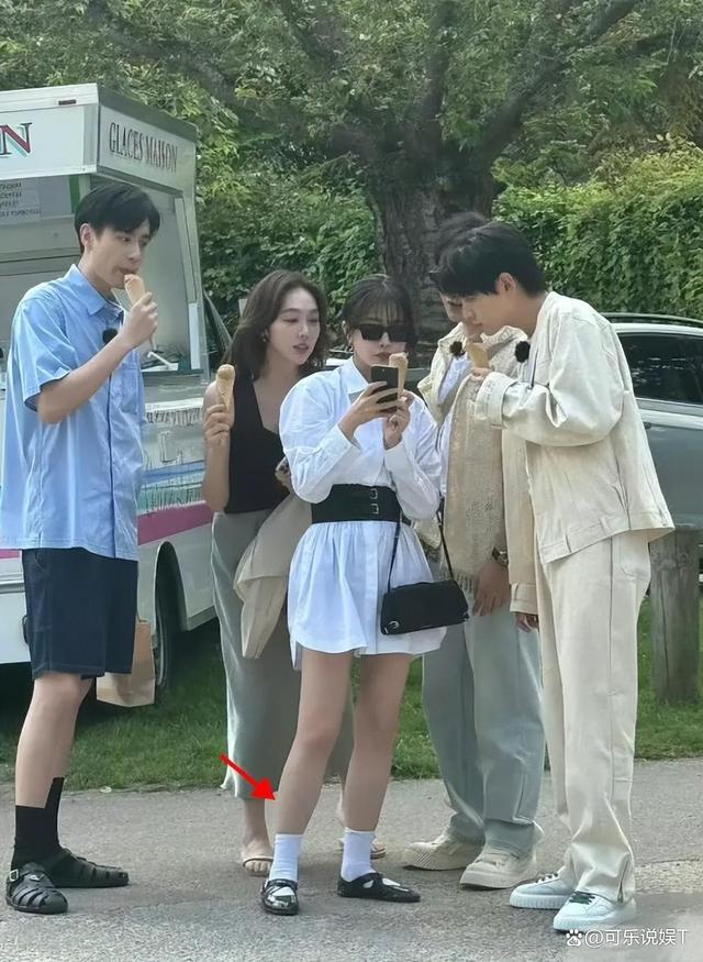 虞书欣帮姜妍搭配衣服到凌晨 姜妍直言:她的性格很宝贵!