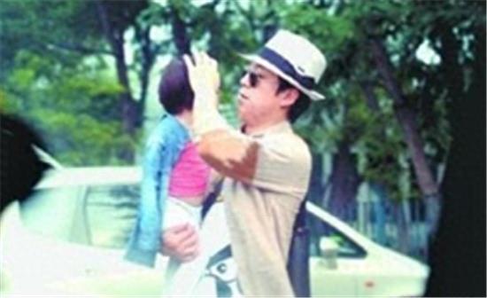 黄渤老婆长得比黄渤还黄渤,一看就是一家人,脸上到底是啥?