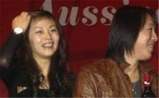 黄渤老婆长得比黄渤还黄渤,一看就是一家人,脸上到底是啥?