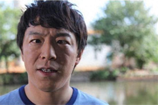 黄渤老婆长得比黄渤还黄渤,一看就是一家人,脸上到底是啥?