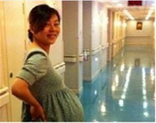 黄渤老婆长得比黄渤还黄渤,一看就是一家人,脸上到底是啥?