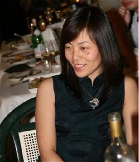 黄渤老婆长得比黄渤还黄渤,一看就是一家人,脸上到底是啥?