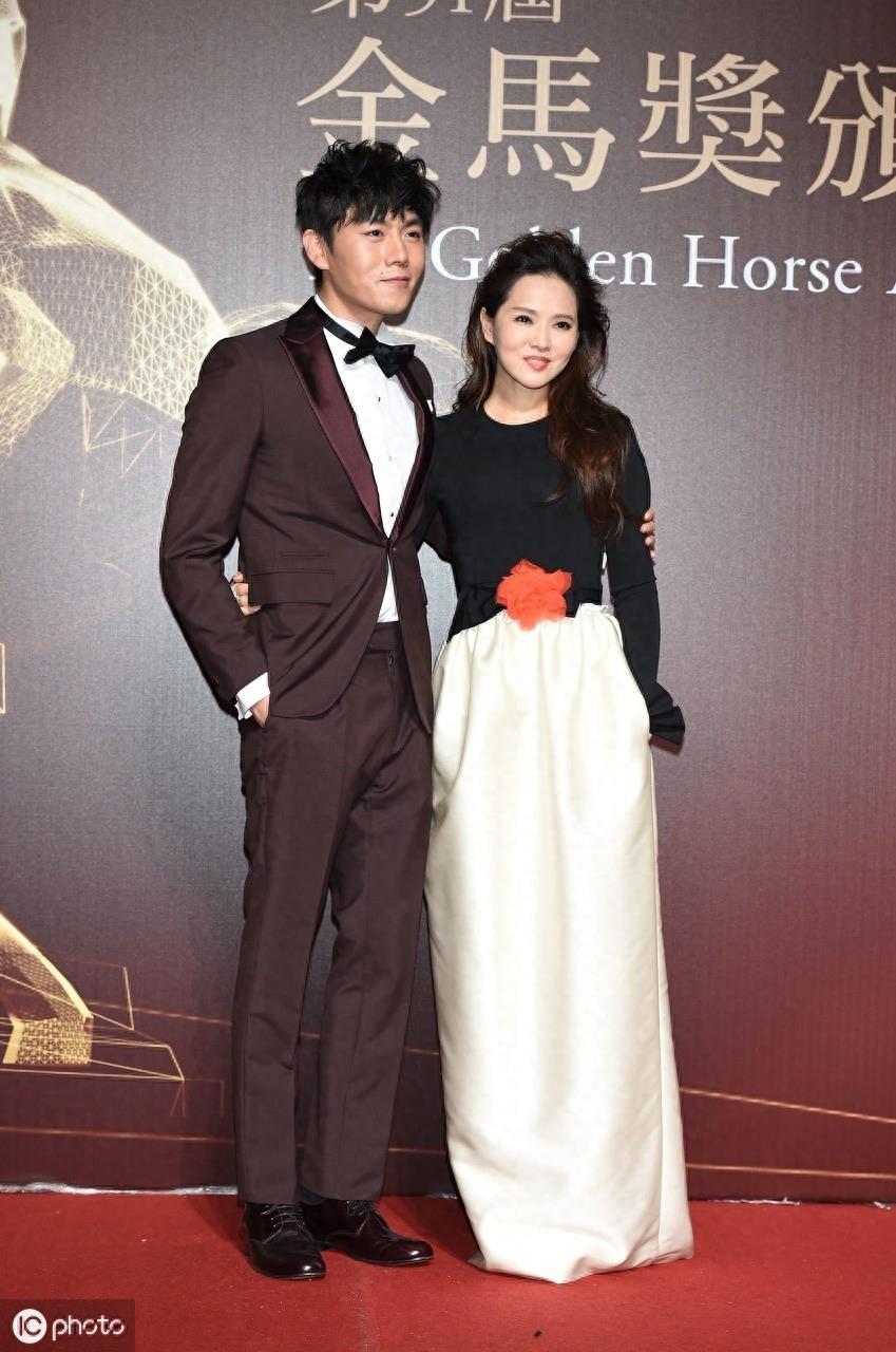 秦昊的老婆伊能静,前夫是音乐才子庾澄庆,50岁的她依然美丽