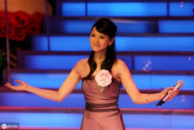 秦昊的老婆伊能静,前夫是音乐才子庾澄庆,50岁的她依然美丽