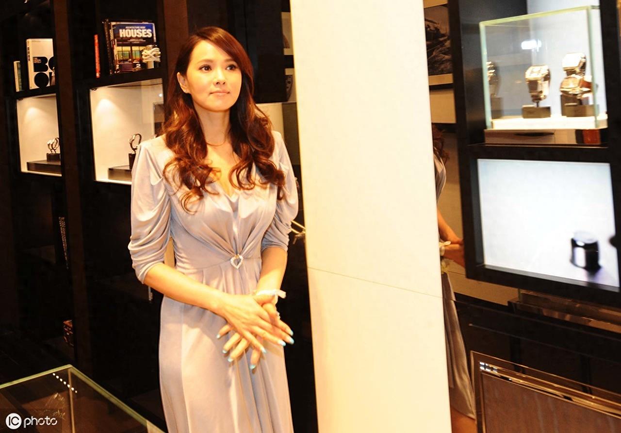 秦昊的老婆伊能静,前夫是音乐才子庾澄庆,50岁的她依然美丽