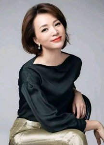 央视当家花旦紫凝:实力不输董卿,贷款买车,42岁未婚活成少女